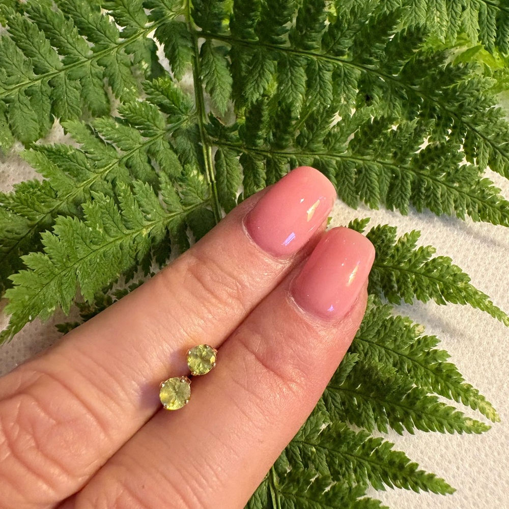 14 Karat Gold Peridot Stud Earrings